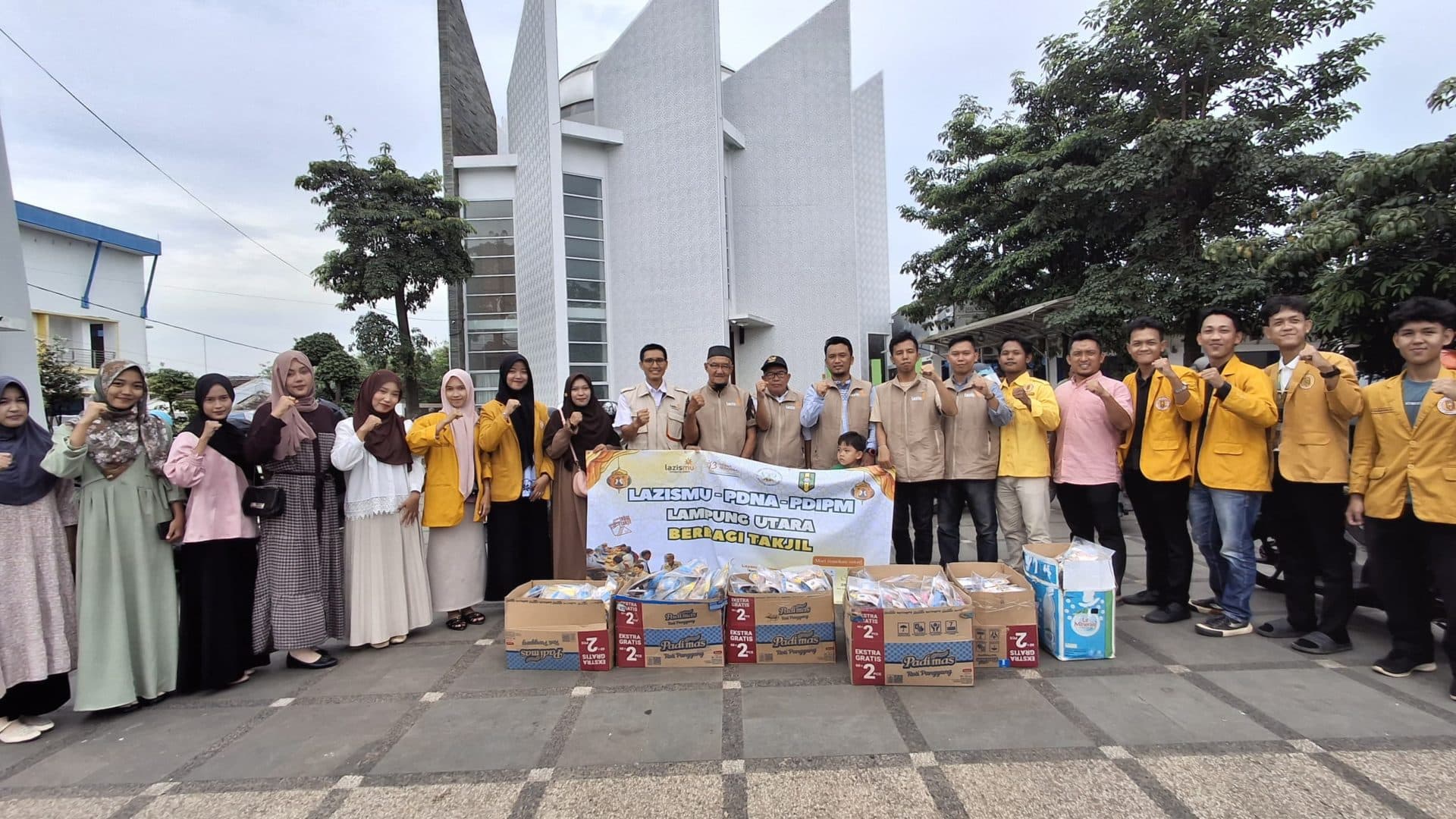 Sinergi Kebaikan Ramadan: Lazismu, PDNA, dan PD IPM Lampung Utara Tebar Takjil Gratis